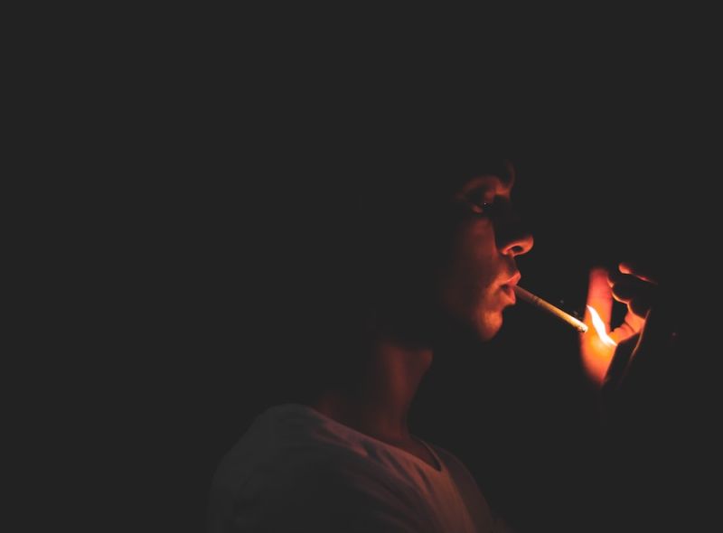 Peut-on fumer après une intervention capillaire?