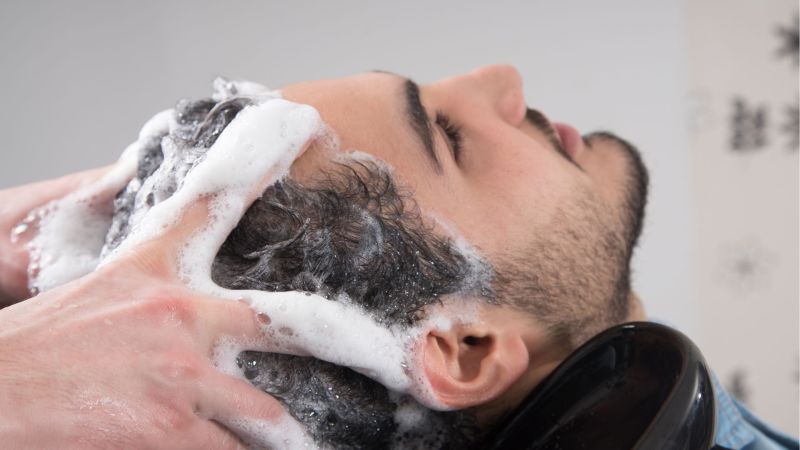 Shampoing après greffe de cheveux : comment choisir le bon produit ?